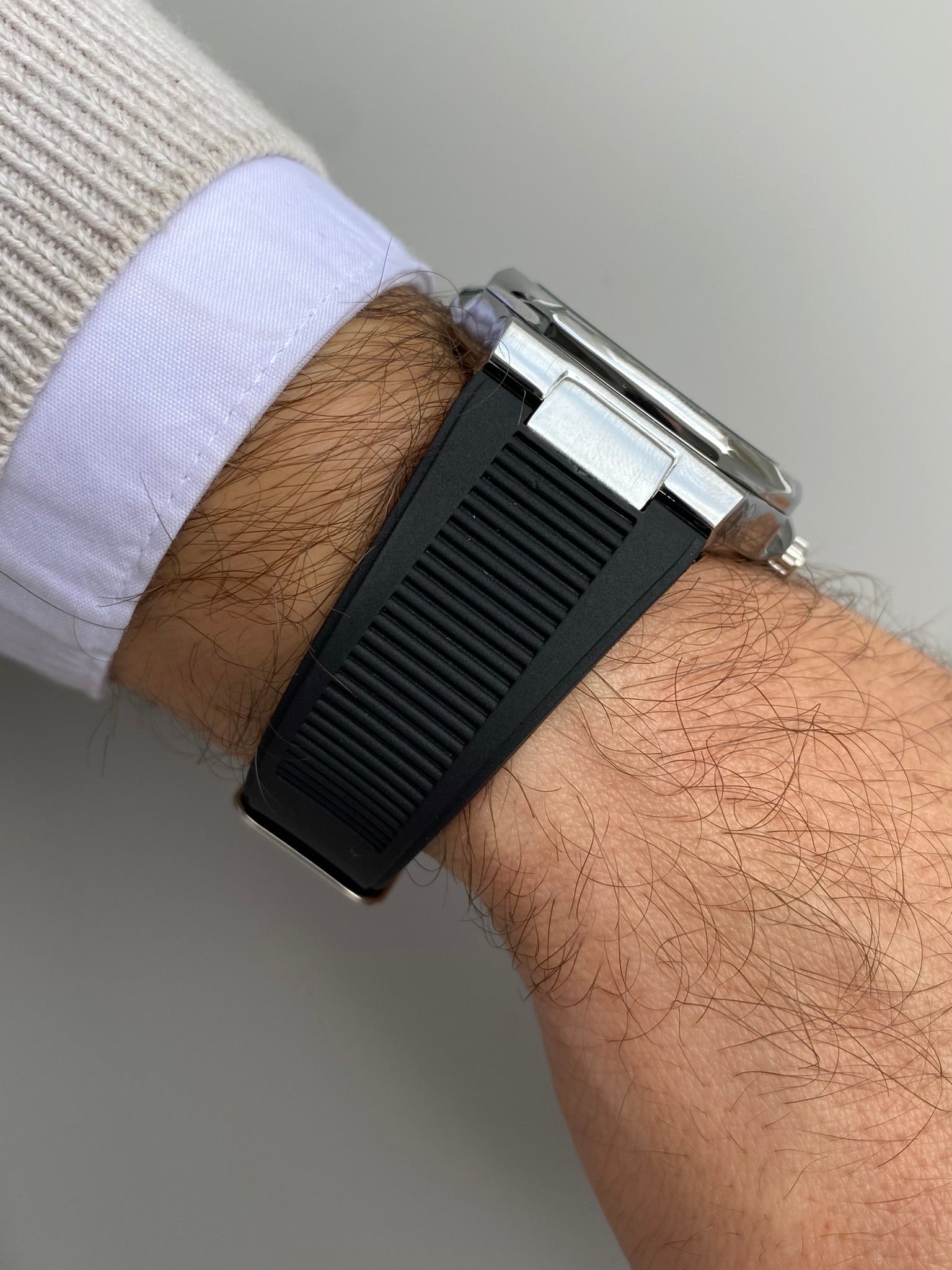 Montre homme acier – cadran noir & bracelet caoutchouc