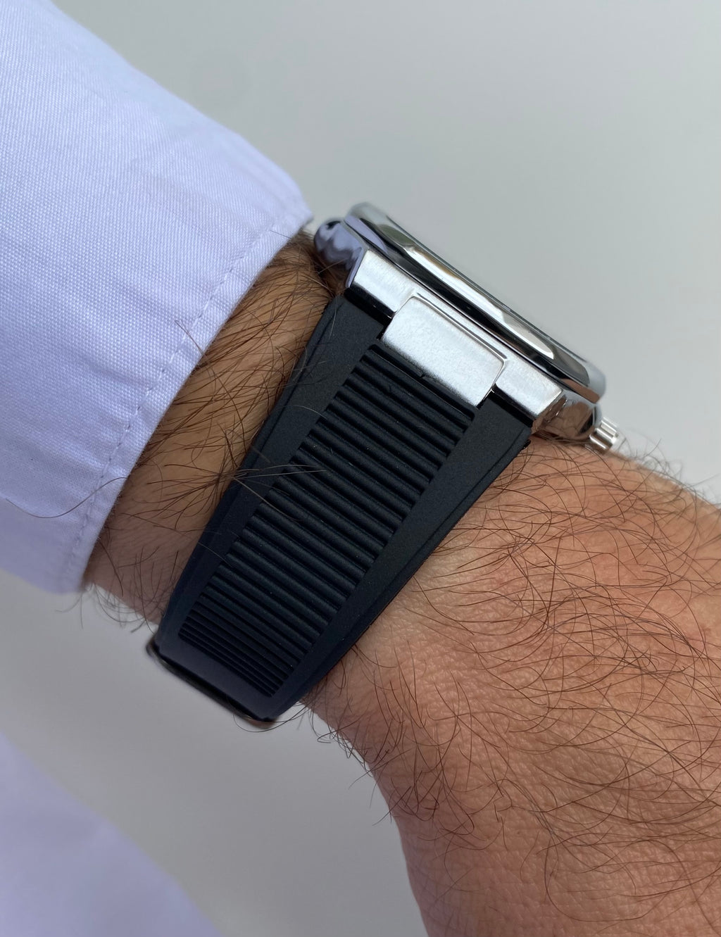 Montre homme acier – cadran noir & bracelet caoutchouc