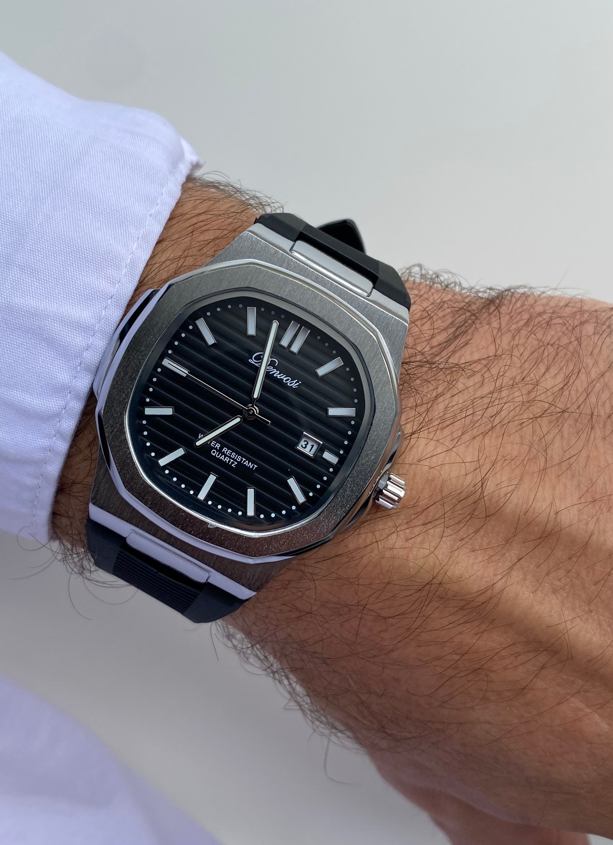 Montre homme acier – cadran noir & bracelet caoutchouc